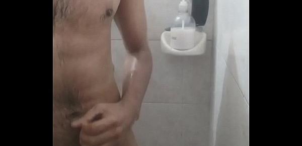  Mi novia me espia en el baño